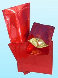 El empaquetado rojo llano brillante de la bolsa de la hoja representa para arriba el grano de café
