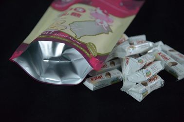 Los snacks del envase de plástico colocan para arriba bolsos de la bolsa reciclan uso