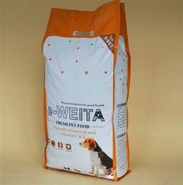 El perrito de 500 gramos se levanta la bolsa plástica del acondicionamiento de los alimentos con la cremallera