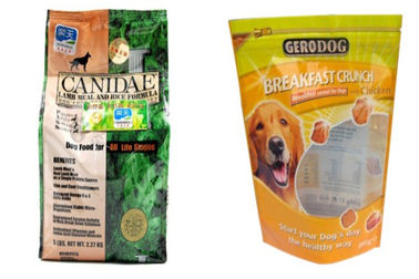 El escudete inferior se levanta el bolso del envase de plástico del alimento para animales con el ziplock que se puede volver a sellar superior