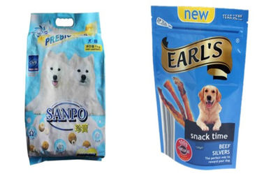 El escudete inferior se levanta el bolso del envase de plástico del alimento para animales con el ziplock que se puede volver a sellar superior