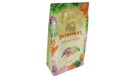 La aduana laminó el empaquetado se levanta la bolsa con la cremallera para el alimento para animales