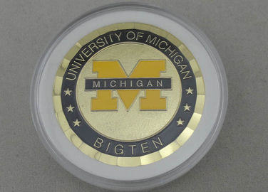 Universidad de Michigan monedas personalizadas 2,0 pulgadas con el bolso de cobre amarillo del material y de la bolsa del PVC
